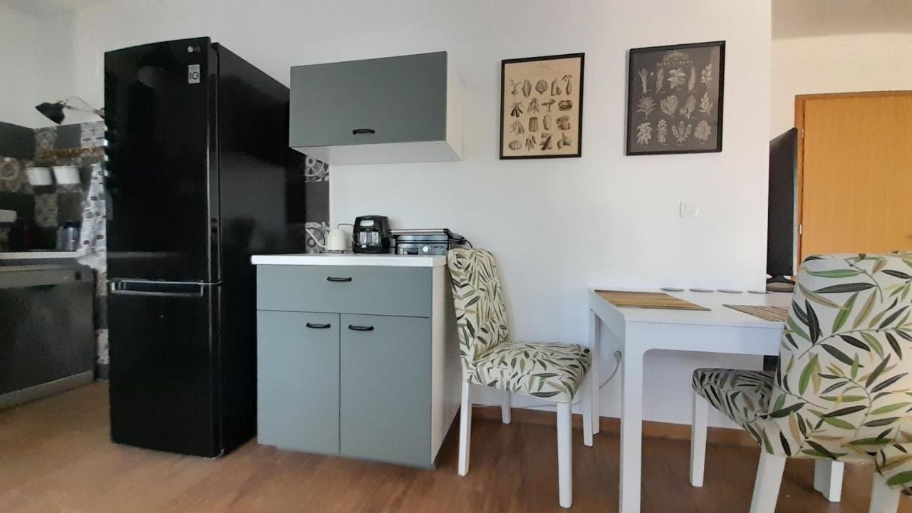 Pinezići Apartments & Room Danijel מראה חיצוני תמונה