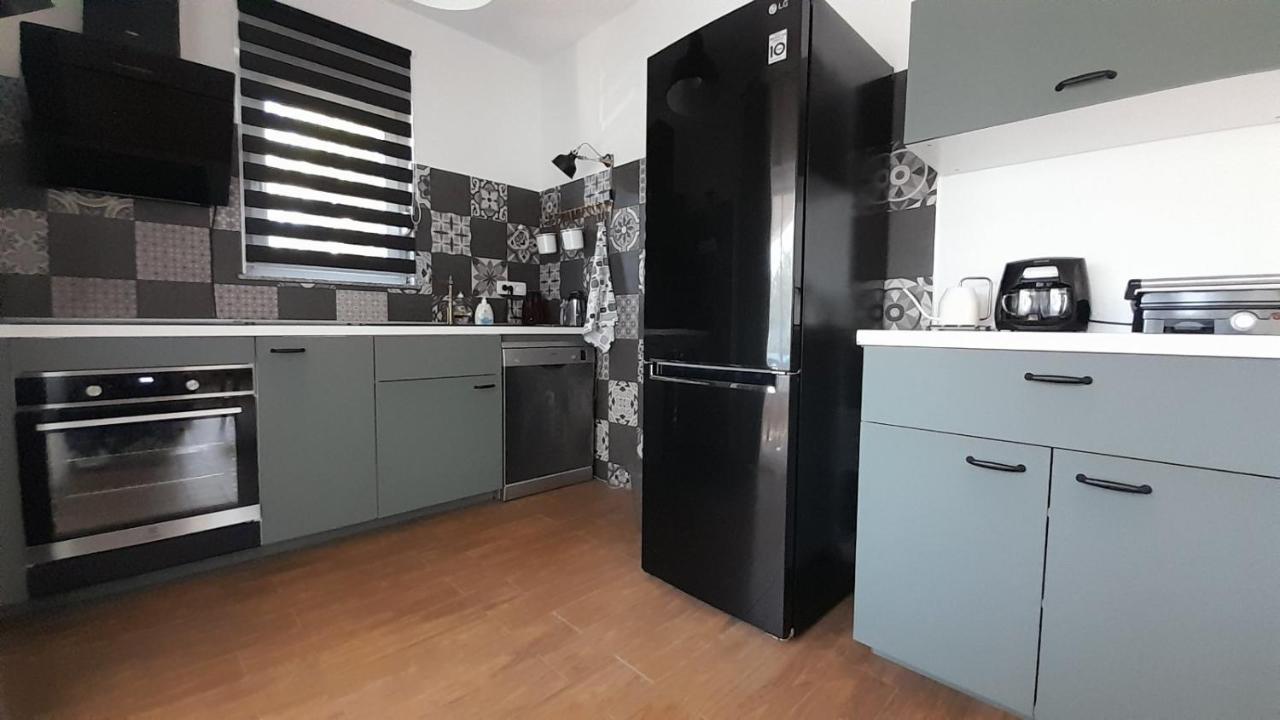 Pinezići Apartments & Room Danijel מראה חיצוני תמונה